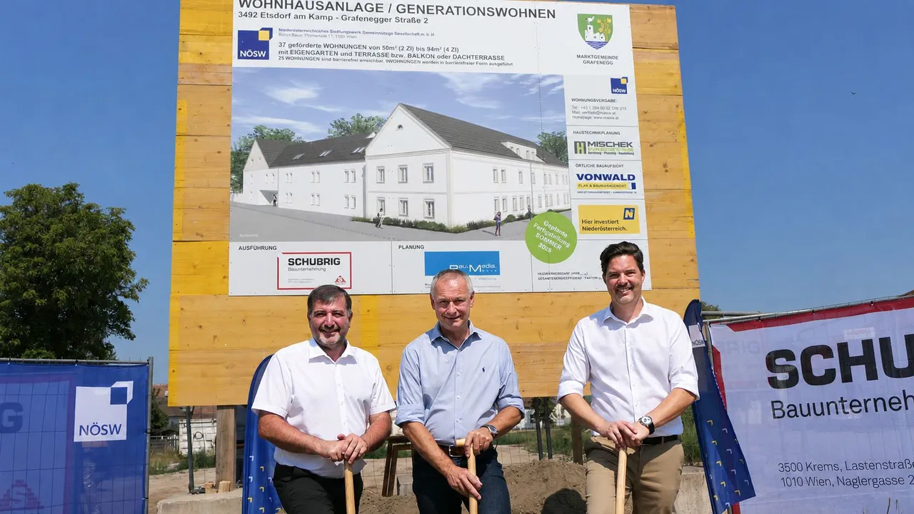 Spatenstich in Etsdorf 01 (Personen: (vlnr) LAbg. Josef Edlinger, Bgm. Manfred Denk, GF Hannes Kaiser (NÖSW);