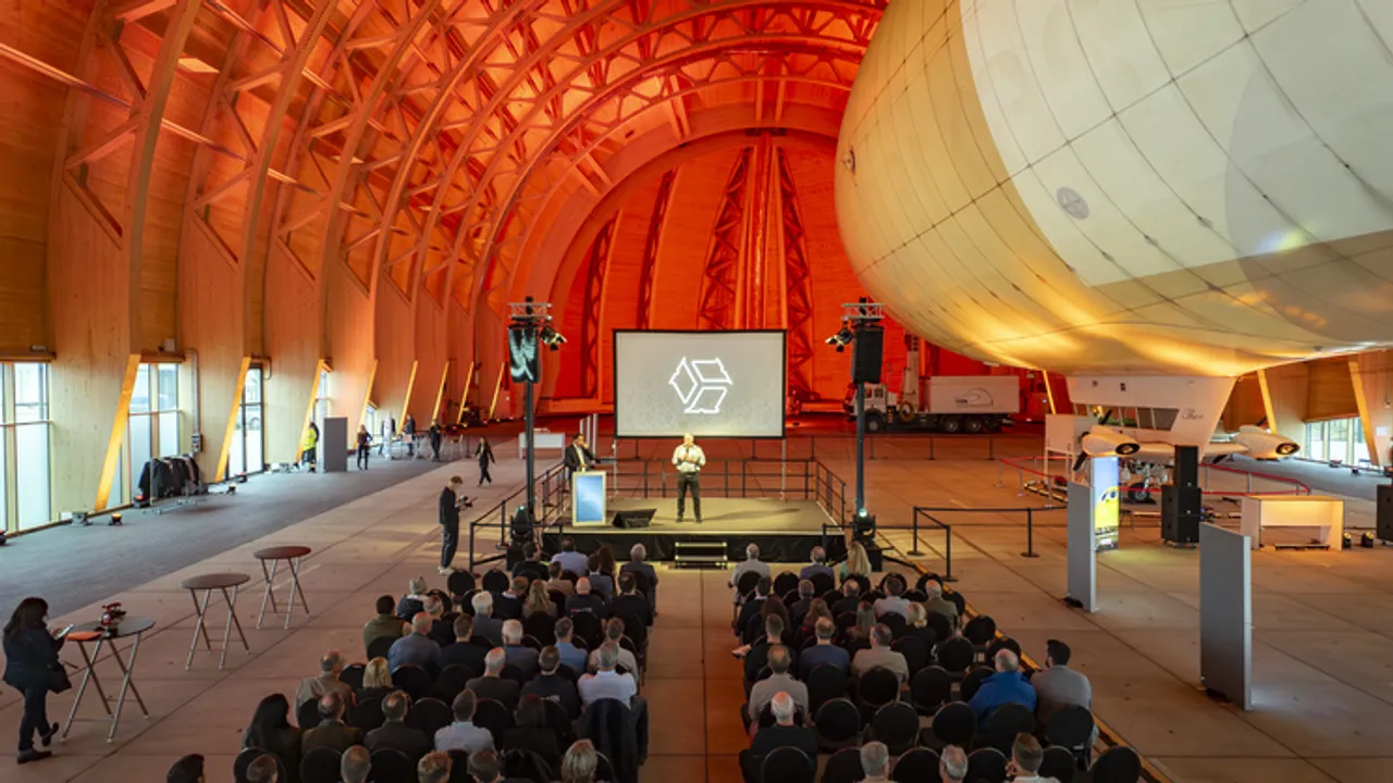 Unter der beeindruckenden Holzkonstruktion des Luftschiffhangars in Mülheim an der Ruhr fand die Verleihung des Kalzip Architektur Awards erstmalig statt
