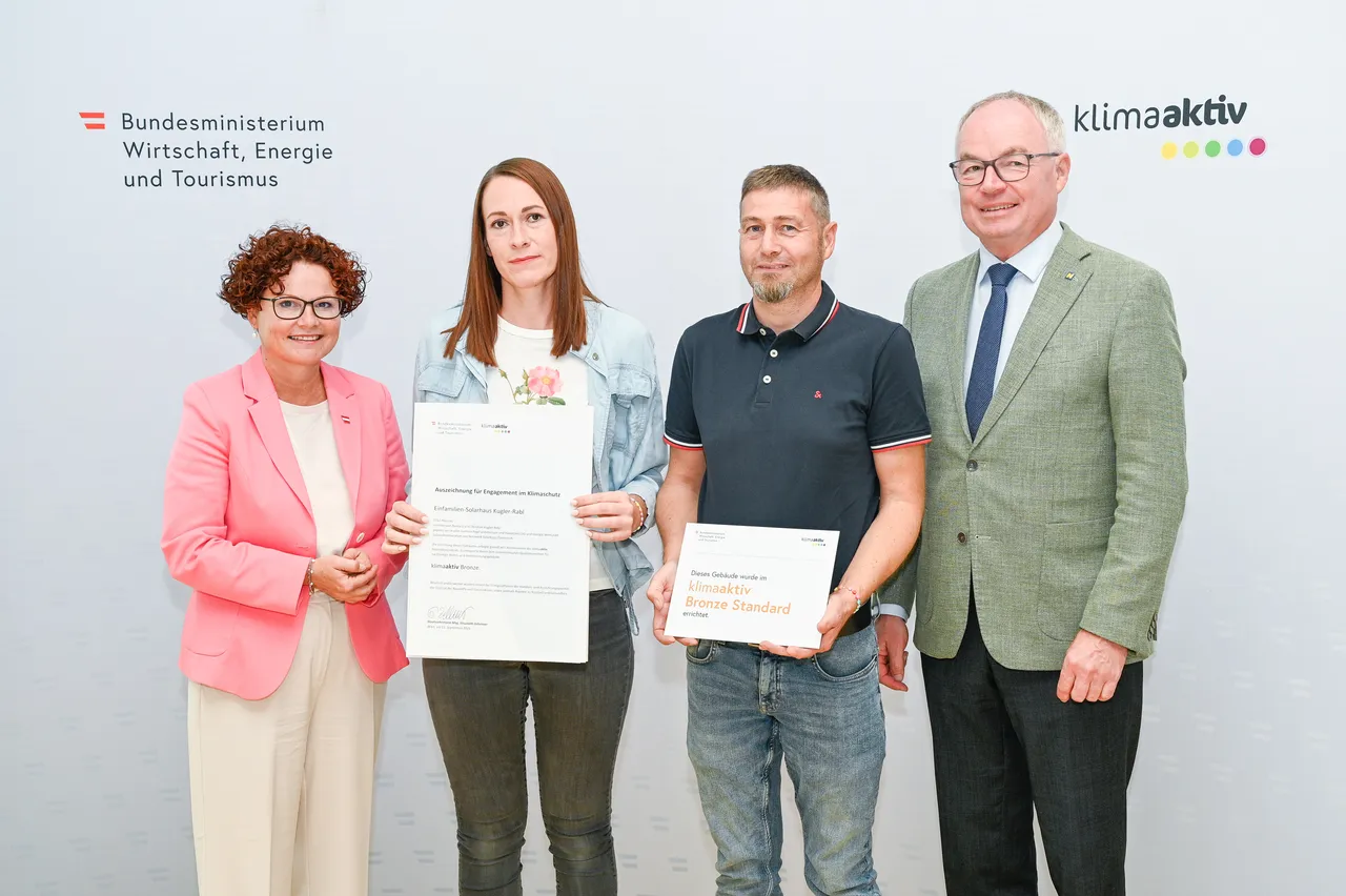 Der Neubau eines Einfamilienhauses in Maissau erhielt die Auszeichnung klimaaktiv Bronze. Im Bild: Her und Frau Kugler-Rabl gemeinsam mit Staatssekretärin Elisabeth Zehetner und LH-Stellvertreter Stephan Pernkopf