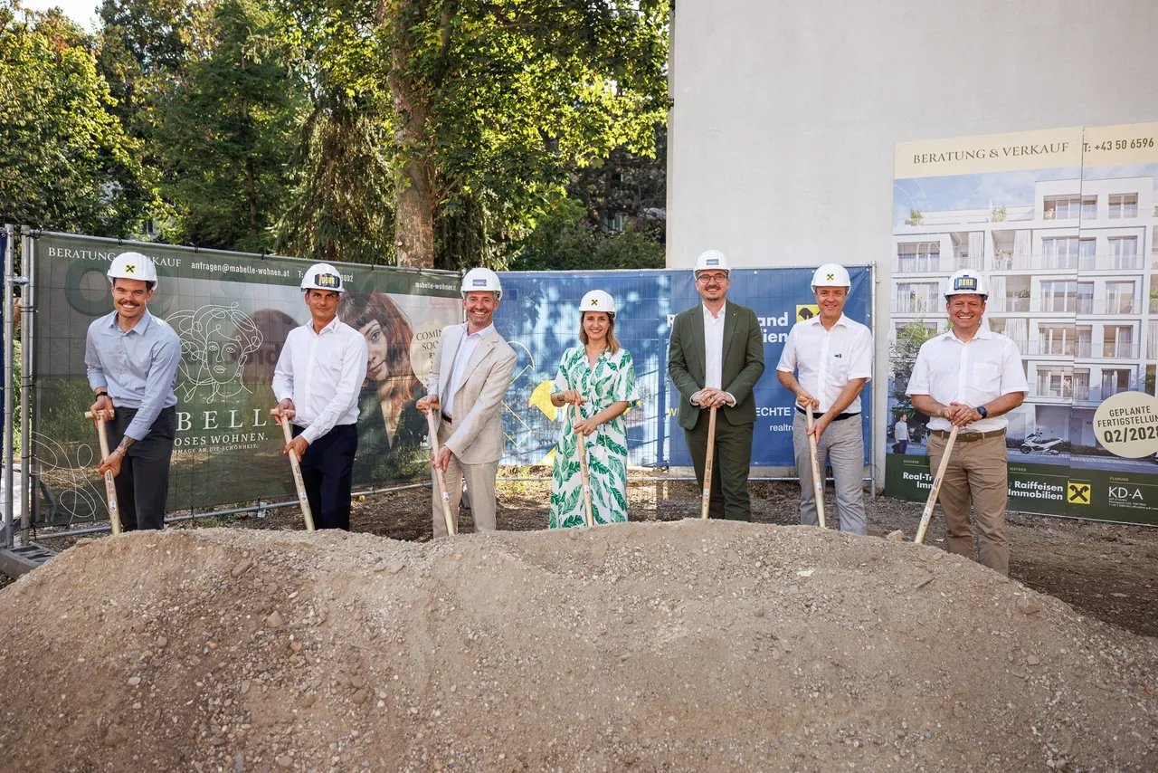 (v. l.): Philipp Hollaus (Real-Treuhand Immobilien), Rene Payer (Porr Bau GmbH), Julian Schramek (Real-Treuhand Immobilien), Johanna Zinkl (Bezirksvorsteherin Hietzing), Karl-Heinz Daurer (Real-Treuhand Immobilien), Klaus Duda (KDA ZT GmbH), Martin Kaltenberger (Porr Bau GmbH)