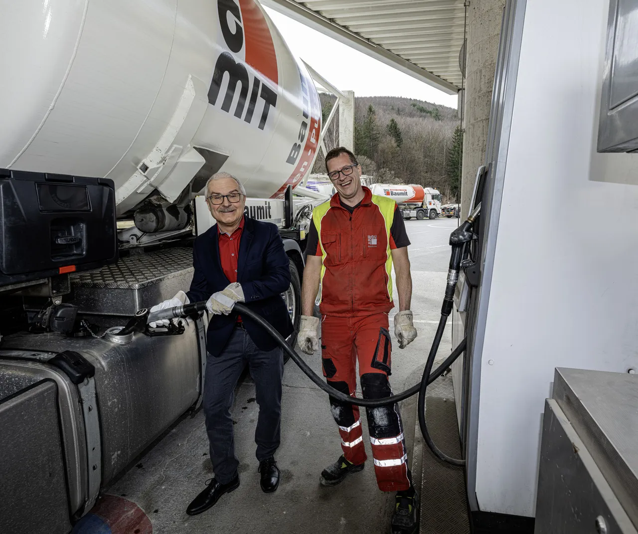 Manfred Tisch, technischer Geschäftsführer der Baumit GmbH und Wolfgang Müllner, Chauffeur Baumit Transport GmbH, freuen sich über den Einsparungseffekt durch den Einsatz von HVO statt Diesel.