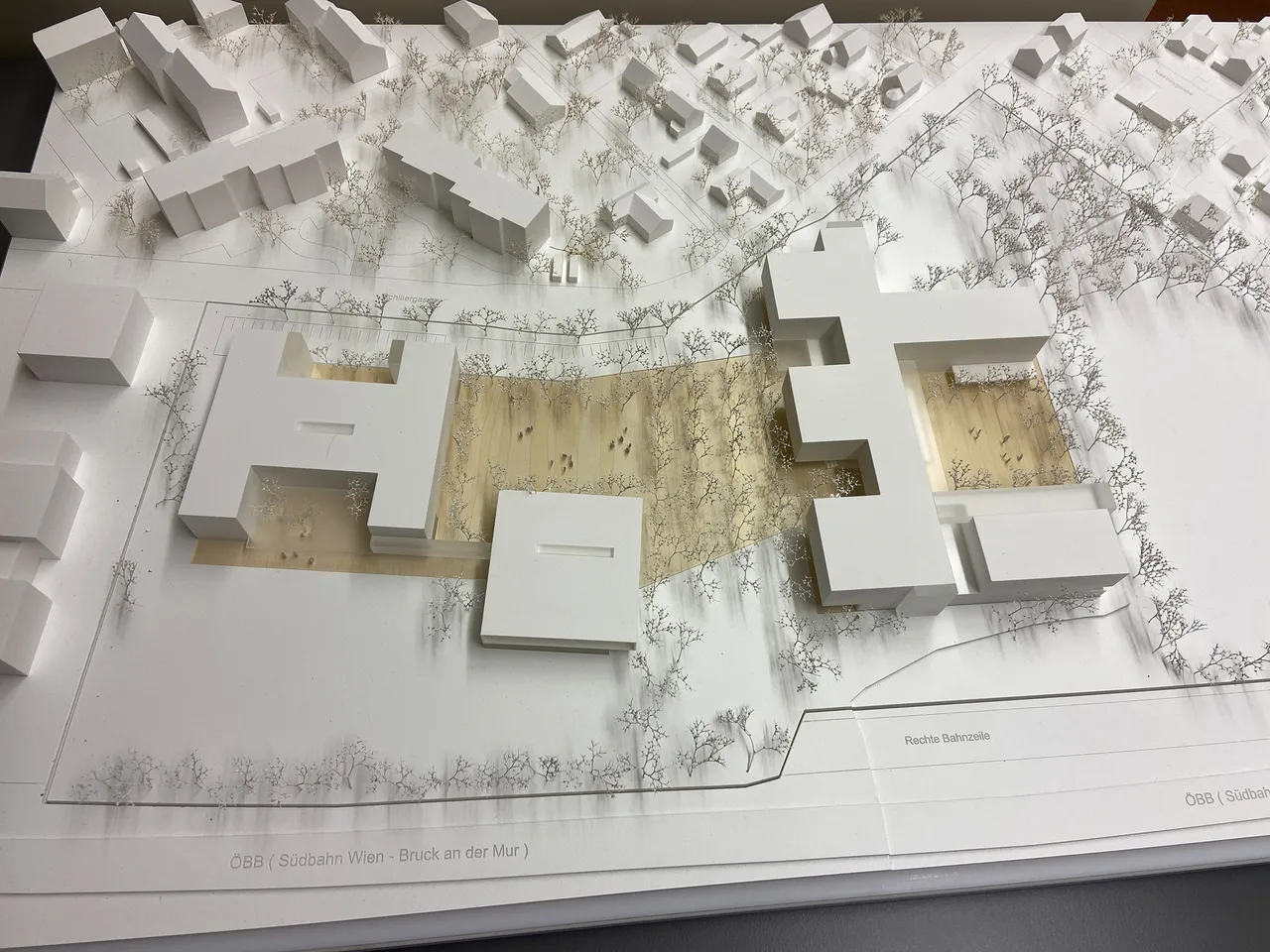Foto des Modells des neuen Bildungscampus Neunkirchen mit der AHS, der HAK/HAS sowie dem neuentstehenden Pavillion-Neubau