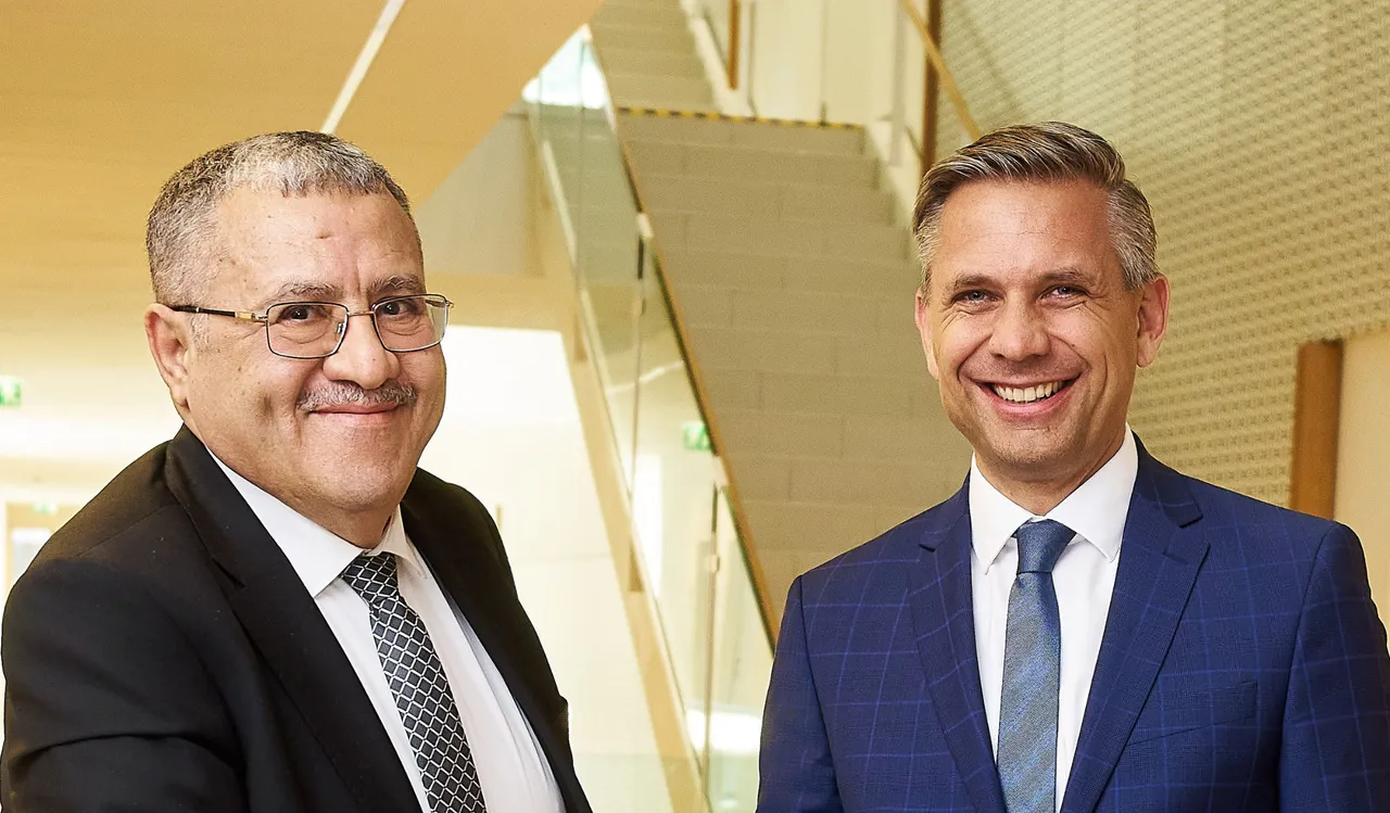 Nabil Kafi, Generalsekretär des algerischen Ministeriums für Energie und erneuerbare Energien und Wirtschaftsminister Wolfgang Hattmannsdorfer