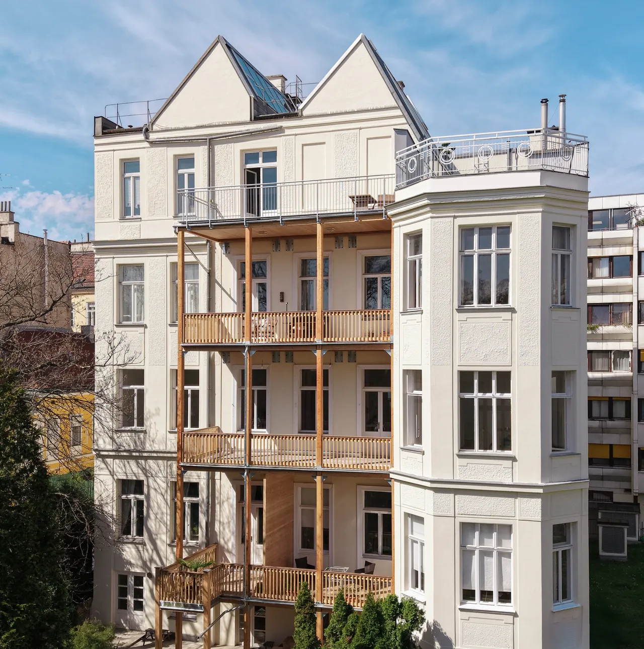 Erneuerter Holzbalkon in Wien Döbling