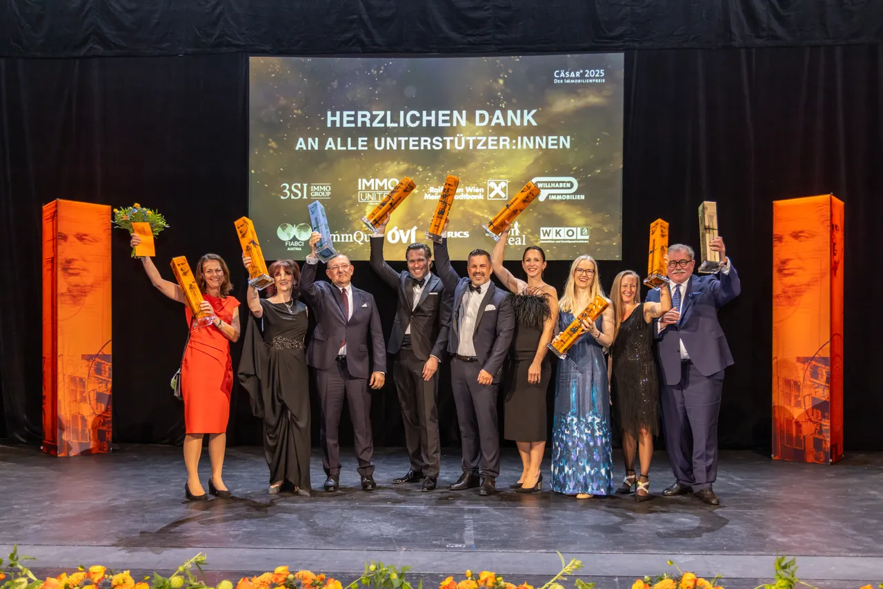 v.l.n.r. Susanne Weinberger (Weinberger Biletti Immobilien Graz GmbH), Theresa Reiter in Vertretung von Isabella Stickler (Alpenland), Manfred Wiltschnigg (GalCap Europe), Oliver Zaininger (S+B Gruppe), Markus Mendel (EHL Investment Consulting), Nadja Holzer (STC Development), Eva Aschauer (TPA Group), Sandra Hochleitner (RESH Advisory), Franz Stiller (Stiller & Hohla Immobilientreuhänder)