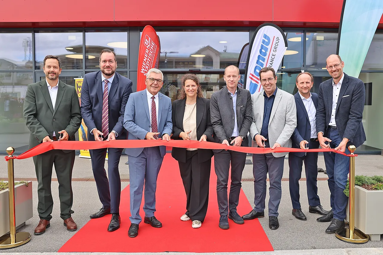 v.l.n.r.: Andreas Kriechhammer (Geschäftsführer aresa), Harald Bauer (Vorsitzender der Geschäftsführung dm), Landesrat Josef Schwaiger, Sonja Raus (Vorstandsdirektorin Wiener Städtische), Wolfgang Petschko (Vorstandsdirektor DONAU Versicherung), Andreas Hasenöhrl (Bürgermeister Wals-Siezenheim), Dieter Wasserburger (Leiter Immobilien/Expansion REWE International), Günther Böhmüller (Director Real Estate Management Fressnapf)