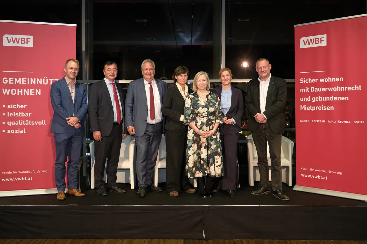 vl.n.r.:  Gerald Kössl (Wohnwirtschaftliches Referat, GBV), Özgür Öner (Leiter Europabüro, GdW Bundesverband deutscher Wohnungs- und Immobilienunternehmen), Michael Gehbauer (Obmann, GBV), Gabu Heindl (Architektin und Stadtplanerin), Andrea Washietl (Obfrau, VWBF), Elke Hanel-Torsch, NR-Abg. (Sprecherin für Bauen & Wohnen, SPÖ) und Michael Oberlechner, NR-Abg. (Sprecher für Bauen & Wohnen, FPÖ)
