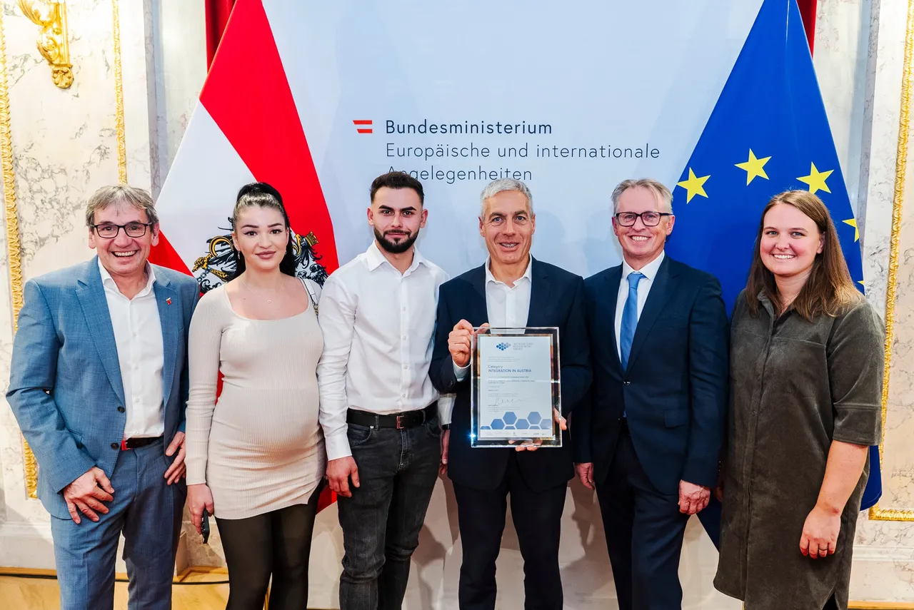 von links Karl Postl (Leitung Lehrausbildung) Lavinia und Gabriel Asavoaei (Meister und Ausbildner) Georg Bursik (Geschäftsführung), Walter Gems (Leitung Instandhaltung) und Carina Treitler (Personalwesen).
