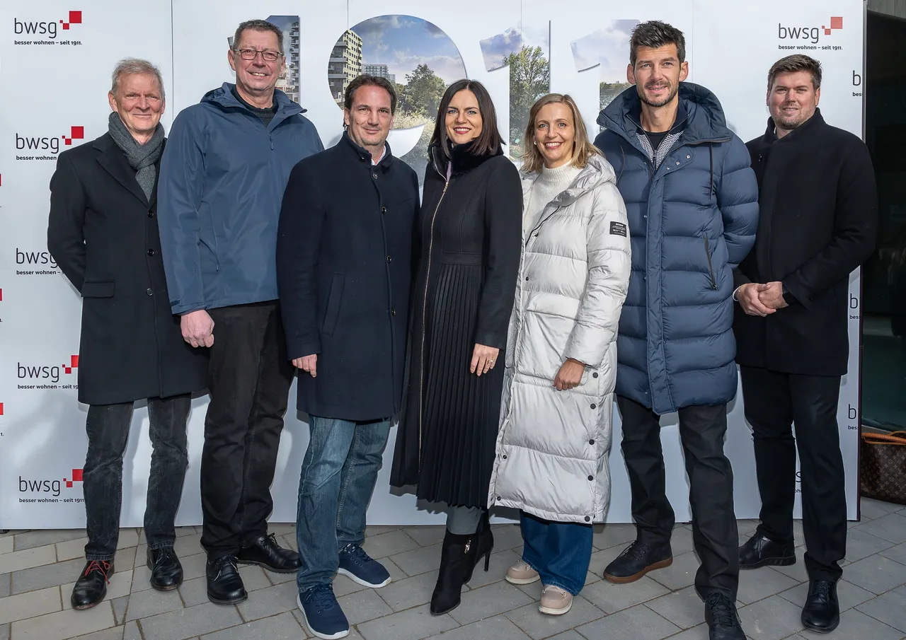 Martin Aichholzer (MAGK Architekten), Friedrich Zarits (Bürgermeister von Wulkaprodersdorf), Mathias Moser (BWSG-Vorstand), Astrid Eisenkopf (Landtagspräsidentin), Kerstin Robausch-Löffelmann (BWSG-Vorständin), Ronald Kain (Kaia Consult), Daniel Wild (Bankstellenleiter Raiffeisenlandesbank Burgenland)
