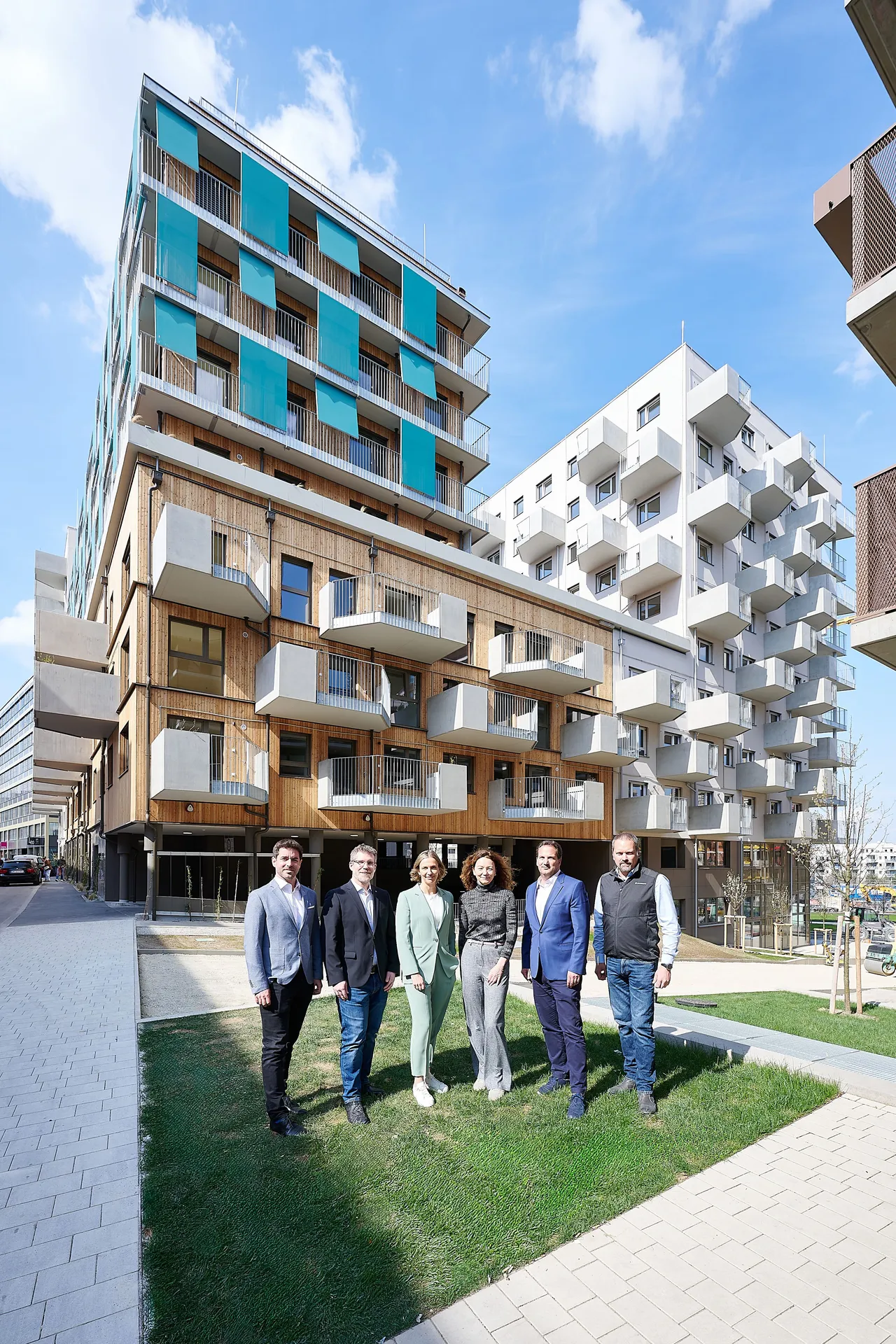 .l.n.r.Daniel Comploier (Projektleiter, BWS), Hugo Haunold (Techn. Leiter, Voitl), Kerstin Robausch-Löffelmann (BWS-Vorständin), Arch. Regina Freimüller-Söllinger (Architekturbüro Freimüller Söllinger),  Mathias Moser (BWS-Vorstand) und Markus Wagenhofer (Bauleiter, Voitl)