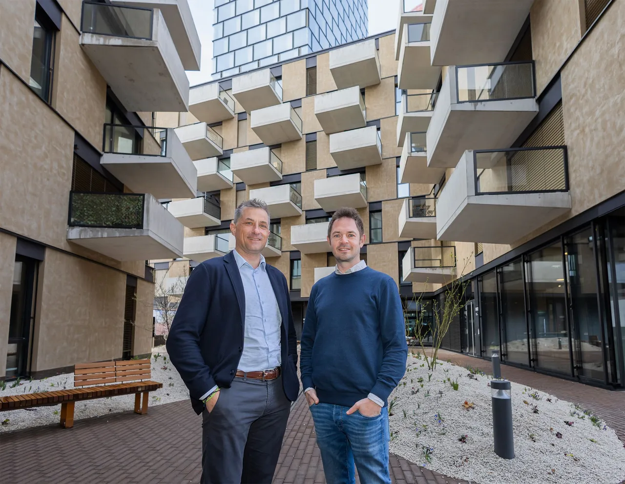 Ralph Lagler (Bereichsleitung, BODNER Immobilien / links) und Marco Egger (Vertriebsleitung, BODNER Immobilien BODNER Gruppe) vor den Häusern BOSTON und MEMPHIS.