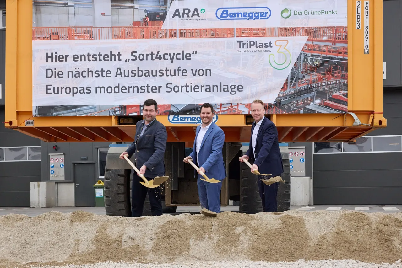 Jürgen Secklehner (Geschäftsführer ARAplus), Kurt Bernegger (Geschäftsleitung Bernegger GmbH) und Denis Völler (Geschäftsführer Der Grüne Punkt) beim Spatenstich für Sort4cycle.