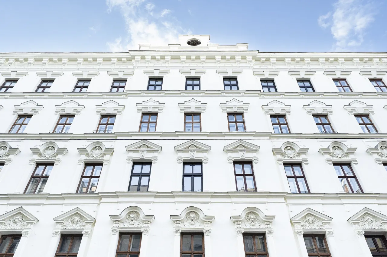 Detailansicht der historischen Fassade in der Bennogasse: Hochwertige Bausubstanz mit großem Entwicklungspotenzial im 8. Bezirk.