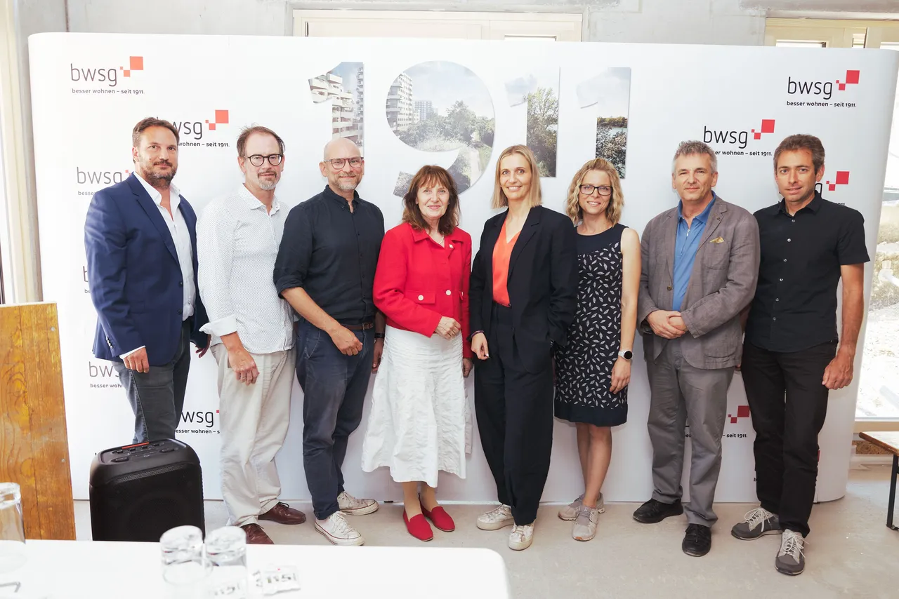 v. l. n. r. Mathias Moser (BWSG-Vorstand), Friedrich Lechner (Oberbauleiter bei Gebrüder Haider & Co), Vizebürgermeister Rainer Praschak, Bürgermeisterin Silvia Drechsler, Kerstin Robausch-Löffelmann (BWSG-Vorständin), Kristina Kern (Bauleiterin Gebrüder Haider & Co) sowie Friedrich Lind und Harald Pilz (Stadtbauamt Mödling)