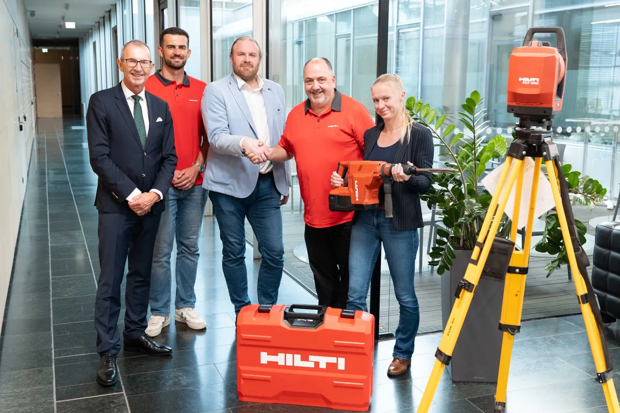 V.l. Andreas Altmann (MCI Rektor), David Altmann (Hilti Technical Sales Consultant), Werner Stadlmayr (Studiengangsleitung), Andreas Hölbling (Hilti Austria Regional Sales Manager), Silvia Öttl (stv. Studiengangsleitung)