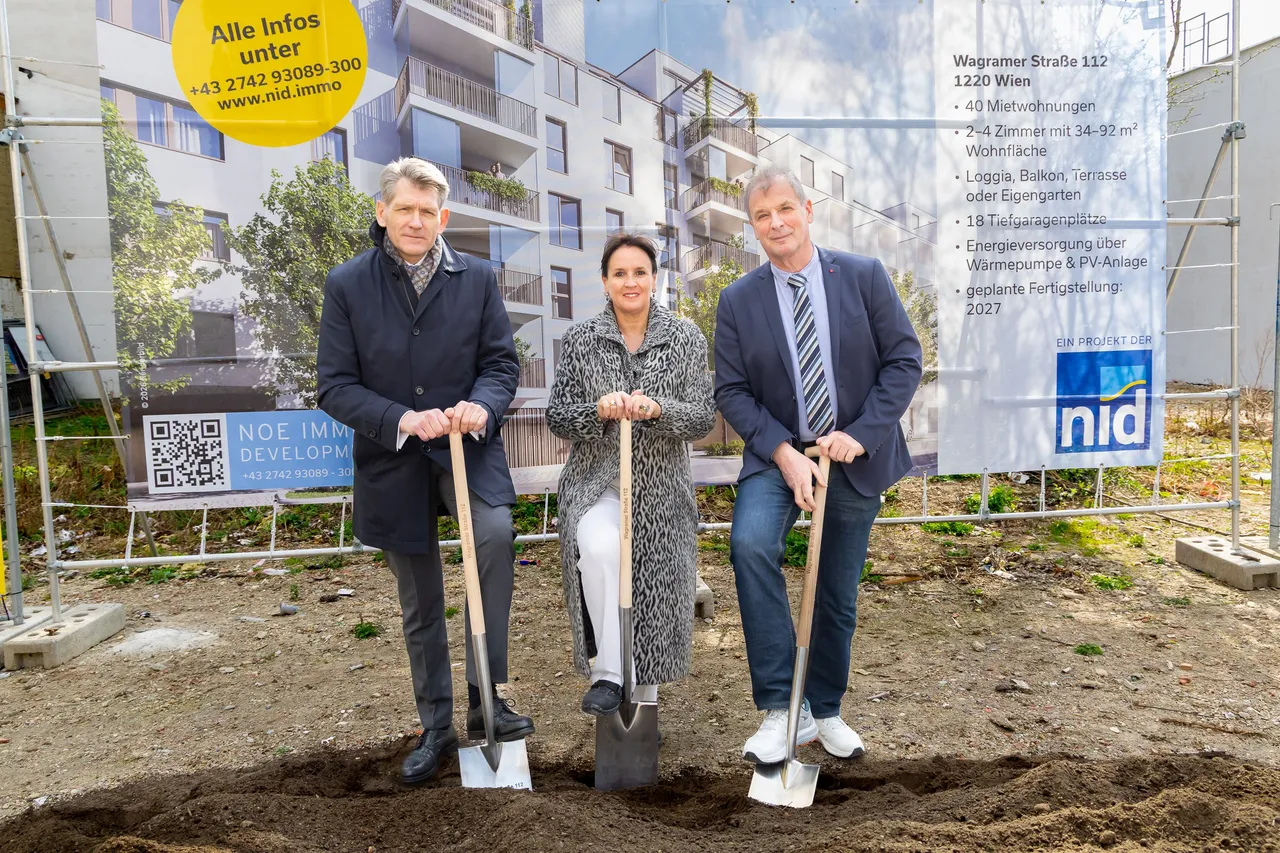 v.l.n.r.:  Michael Neubauer (Geschäftsführer NID), Sabine Hanke, (Geschäftsführerin Voitl & Co Baugesellschaft mbH), Karl Gaste (Stellvertretender Bezirksvorsteher Wien Donaustadt)