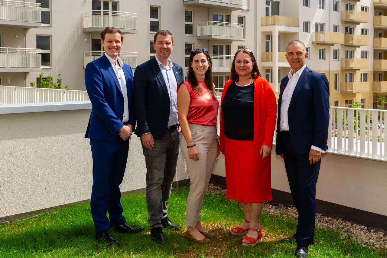 (v.l.n.r.) Peter Zadl (Transaktionsmanager Wiener Städtische), Thomas Auböck (Geschäftsführung KIBB), Birgit Müllner (Projektleitung KIBB), Birgit Fehringer (Teamleitung Immobilien Wiener Städtische), Gerald Weber (Vorstandsdirektor Wiener Städtische)