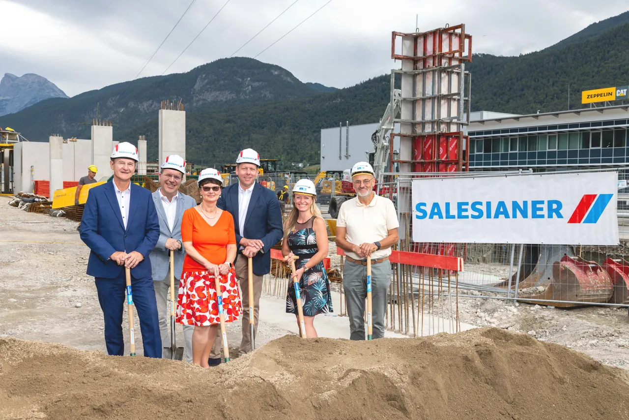 Johann Kandelsdorfer (Chief Financial Officer), Victor Ioane (Chief Executive Officer), Romana Steinböck (Chief Customer Officer), Norbert Max Haiden (Geschäftsführer STP Immobilien Errichtungs- und Vermietungs GmbH), Anja Kleine-Schulte (Betriebsleiterin Standort Inzing), Peter Eppensteiner (Regionalbetriebsleiter Region Mitte)