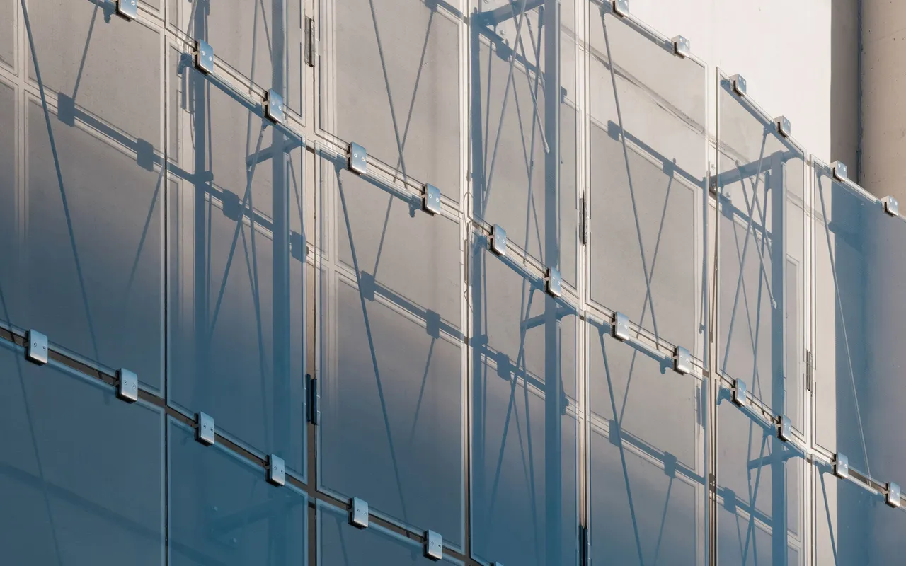 SPECTRAL präsentiert die Structural Solar Façade