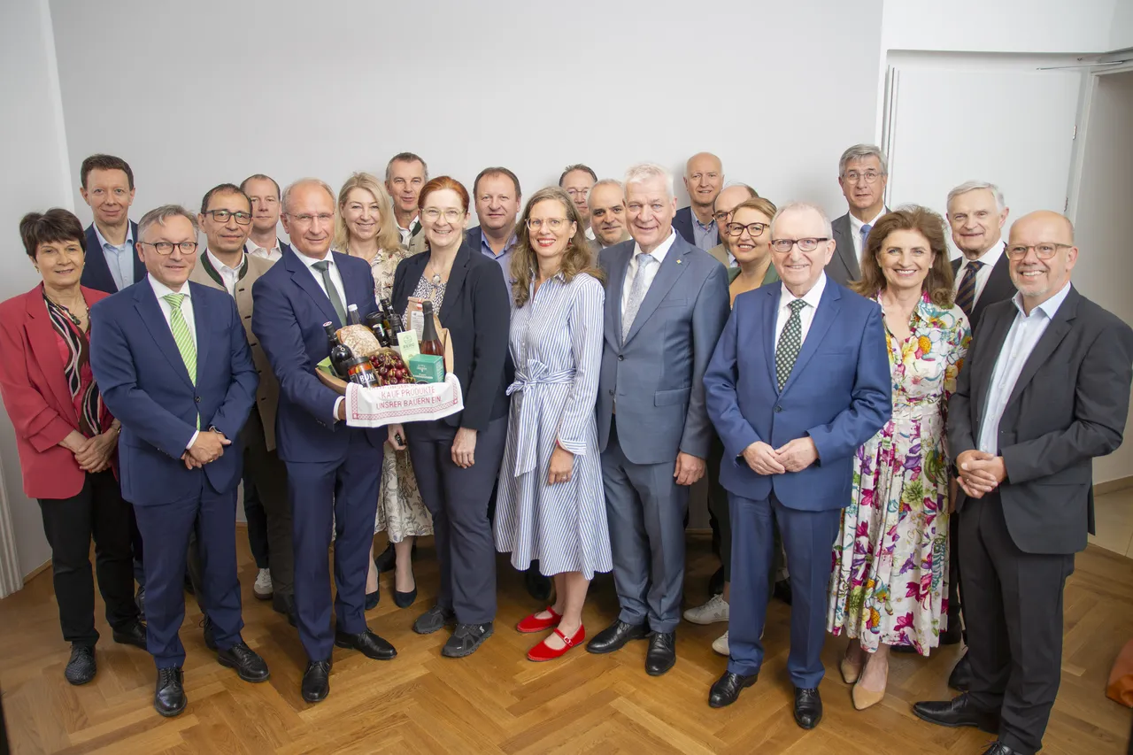Eva Schulev-Steindl (BOKU), Karl Gruber (Wien Energie GmbH, Anton Reinl (AGES), Ferdinand Lembacher (LKÖ), Wolfgang Petschko (DONAU Versicherung AG | Vienna Insurance Group), Kurt Weinberger (ÖHV), Verena Ehold (Umweltbundesamt), Ernst Karpfinger (Die Rübenbauern), Sigrid Stagl (WU Wien), Günter Griesmayr (AMA), Anja Haider-Wallner (Amt der Burgenländischen Landesregierung), Ulrich Herzog (BM für Arbeit, Soziales, Gesundheit, Pflege und Konsumentenschutz), Matthias Grün (Esterhazy Betriebe AG), Anton Kasser (Amt der Niederösterreichischen Landesregierung), Reinhard Mang (BM für Land- und Forstwirtschaft, Klima- und Umweltschutz, Regionen und Wasserwirtschaft), Richard Auer-Welsbach (Land&Forst Betriebe), Christina Mutenthaler (AMA Marketing), Franz Kosyna (Wiener Städtische Versicherungsverein), Gerhard Starsich (Münze Österreich AG), Monika Forstinger (BM a. D.), Thomas Schäfer-Elmayer, Christian Eltner (VVO)