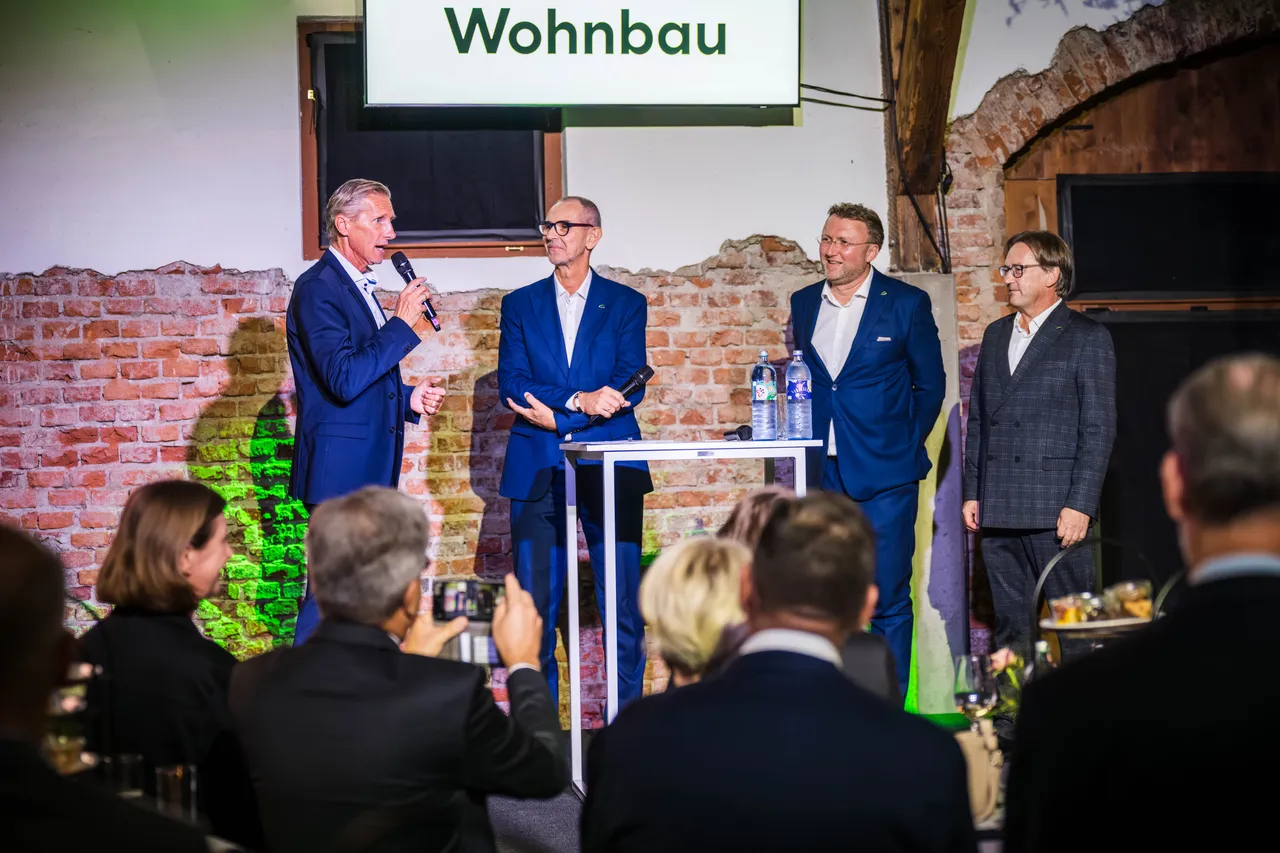 Moderator Oliver Zeisberger interviewt die drei ÖWG Vorstände, Vorstandsdirektor Mag. Christian Krainer, Vorstandsdirektor DI Hans Schaffer und Vorstand Mag. Andreas Pötsch