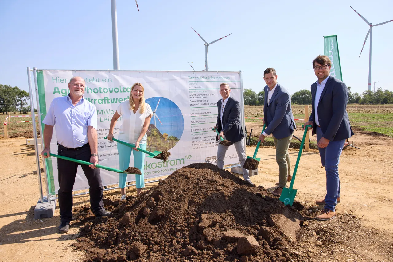 (v.l.n.r.): Wolfgang Kovacs, Bürgermeister Parndorf; Daniela Winkler, Landesrätin Burgenland; Jan Häupler, Vorstandsmitglied oekostrom AG; Christoph Ehrenhöfer, Geschäftsführer Stadtwerke Hartberg; Julian Tiencken, Geschäftsführer Green Planet Projects