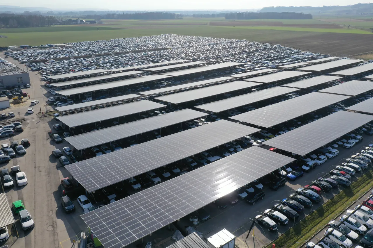 Hödlmayr eröffnet Österreichs größte Carport-Photovoltaik-Anlage