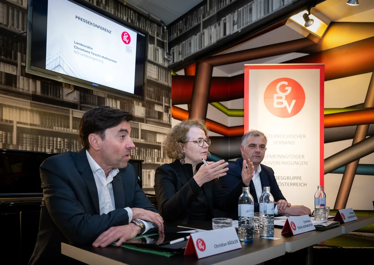 Christian Rädler, Obmann der NÖ Landesgruppe der Gemeinnützigen Bauvereinigungen (GBV), Wohnbau-Landesrätin Christiane Teschl-Hofmeister, und Wolfgang Schwarzbauer, Leiter des Forschungsbereichs regionale Wirtschaftspolitik und Außenwirtschaft bei Eco Austria