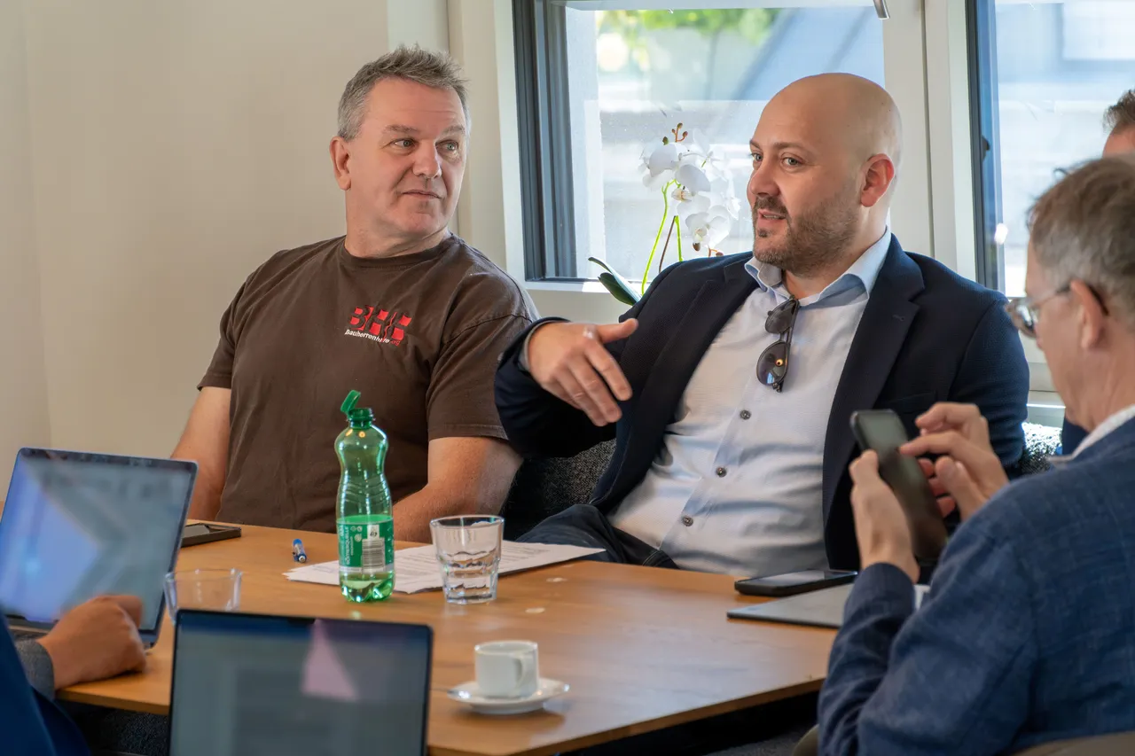 vlnr: Günther Nussbaum, Bausachverständiger, und Lukas Sattlegger, Glorit Geschäftsführer