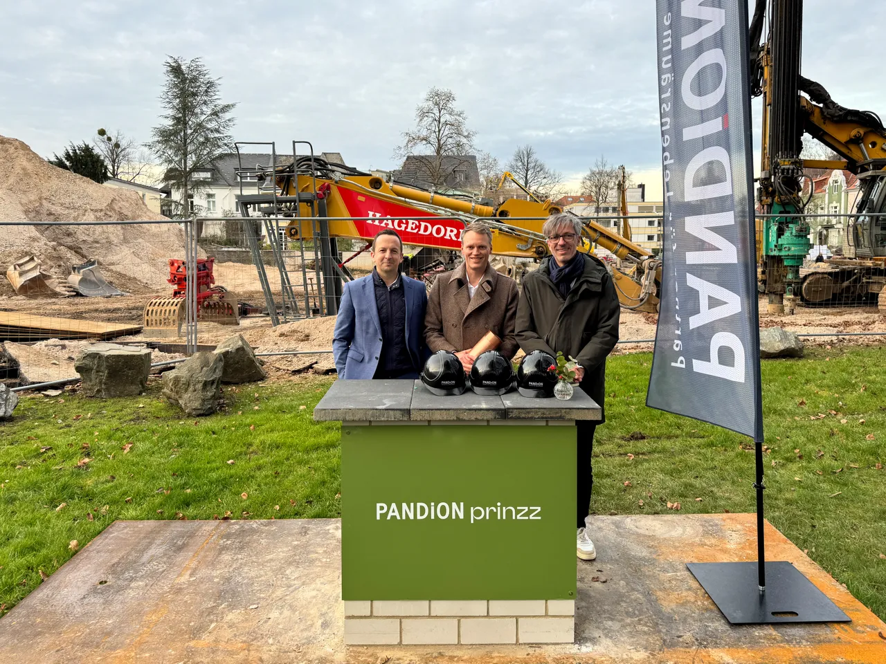 (v.l.n.r.) Klaus Küppers (Niederlassungsleiter NRW bei PANDION), Lutz Langer (Geschäftsführer PANDION Engineering) und Klaus Hox-Beier, Partner bei Römer Kögeler Partner Architekten)