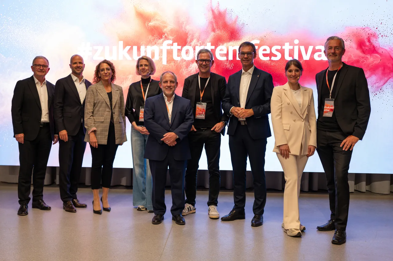 Von links nach rechts: Wirtschaftskammer-Präsident Karl-Heinz Kopf, Landesrat Marco Tittler, Eva Martinez (Personalchefin Zumtobel Group), Eva Bankoley (Leitung Landesmarketing Baden-Württemberg), Simon Blümcke (Oberbürgermeister Friedrichshafen), Bernhard Ölz (Vorstandsvorsitzender PRISMA), Landeshauptmann Markus Wallner, Maresa Hoffmann (Moderation, Geschäftsführerin mathida agency) und Jimmy Heinzl (Geschäftsführer WISTO).