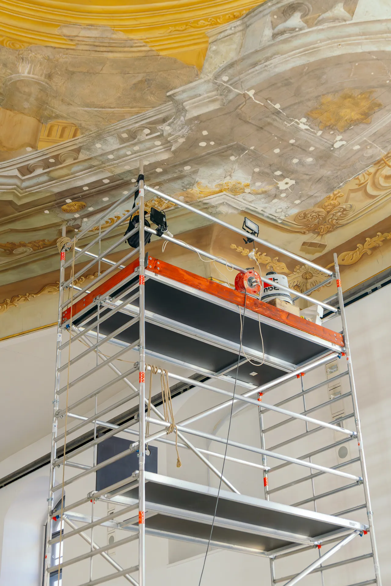 Historisches Deckenfresko im Jesuitensaal der "Alten Aula" wird restauriert