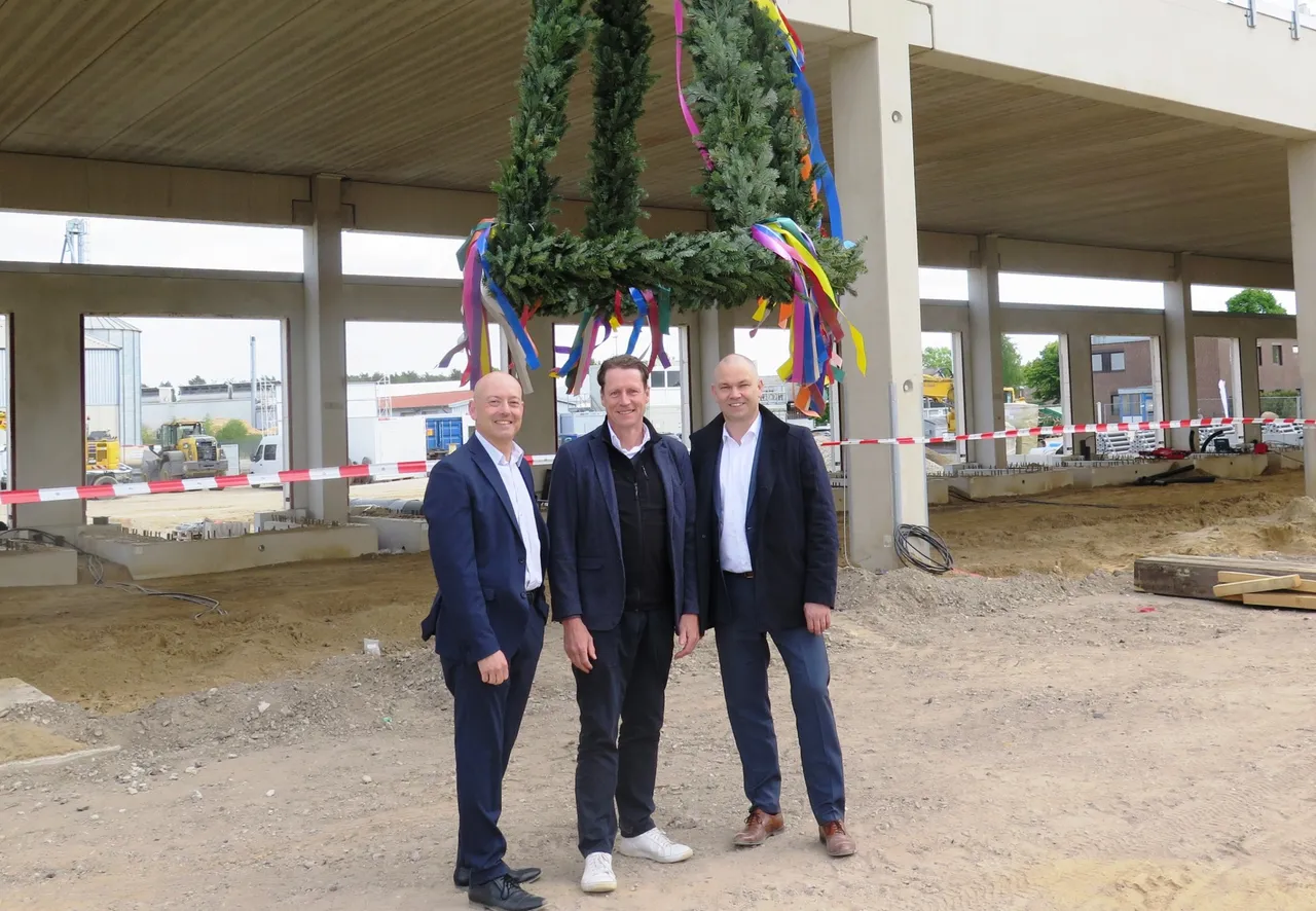 Richtfest in Lüneburg v.l.n.r.: Mario Leupold (Geschäftsführer der Wirtschaftsförderung Lüneburg), Maik Zeranski (Mitglied der Geschäftsleitung Garbe Industrial Real Estate) und Mario Kling (Geschäftsführer Goldbeck Nord)