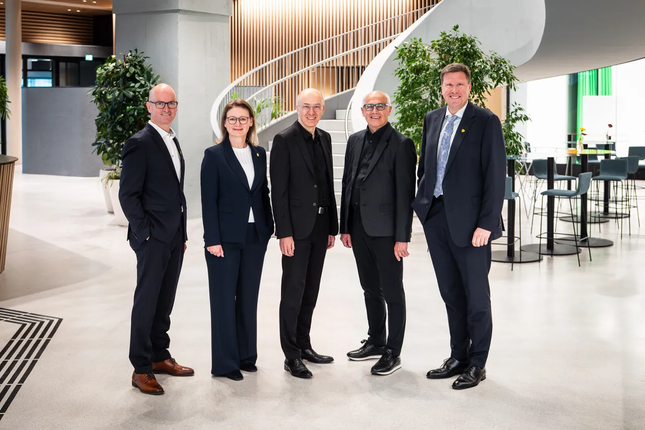 V.l.n.r.: Christof Splechtna (Vorstand der Raiffeisen-Landesbank Tirol), Gabriele Kinast (Vorständin der Raiffeisen-Landesbank Tirol), Christoph Pichler und Johann Traupmann (Pichler & Traupmann Architekten), Mag. Thomas Wass (Vorstandsvorsitzender der Raiffeisen-Landesbank Tirol)