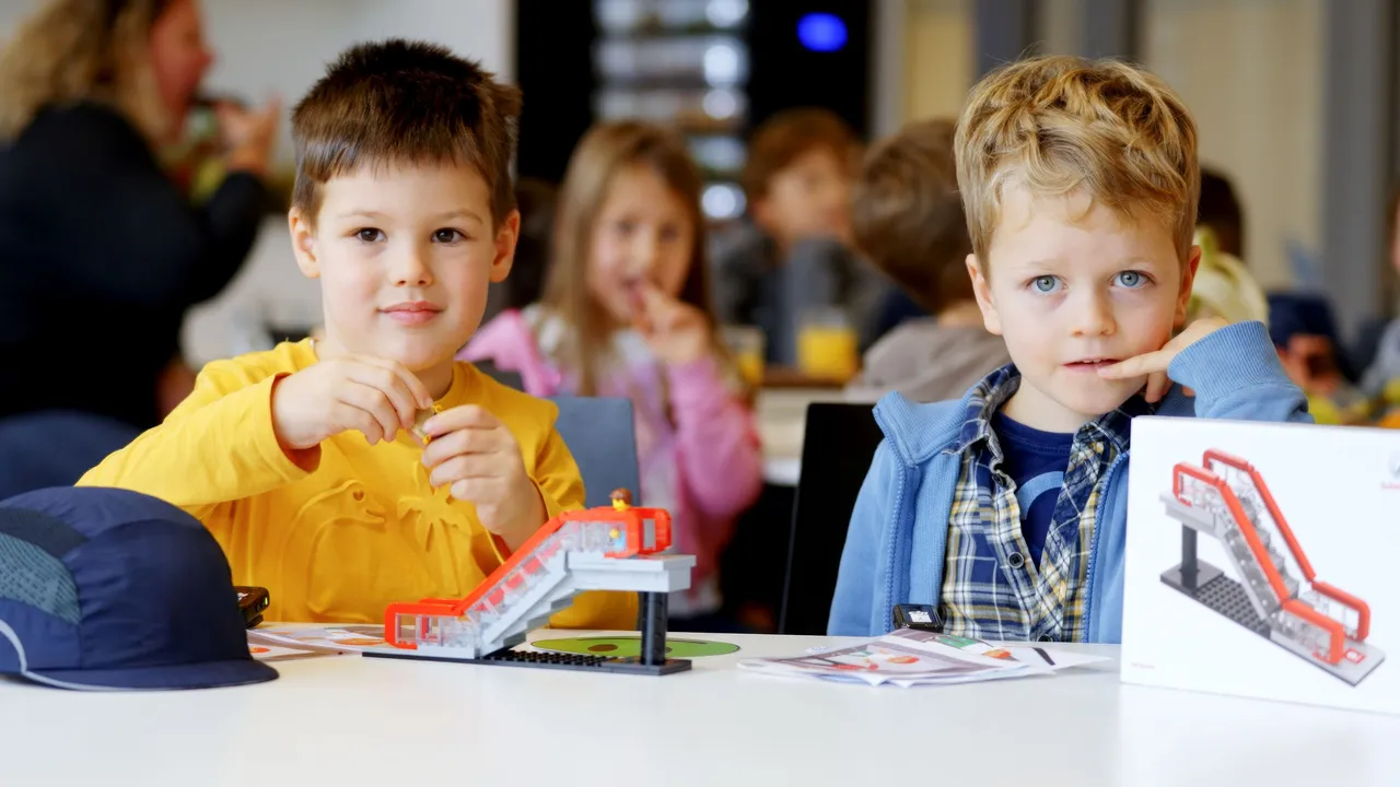 Schindler startet Aufzug- und Fahrtreppentraining für Kinder