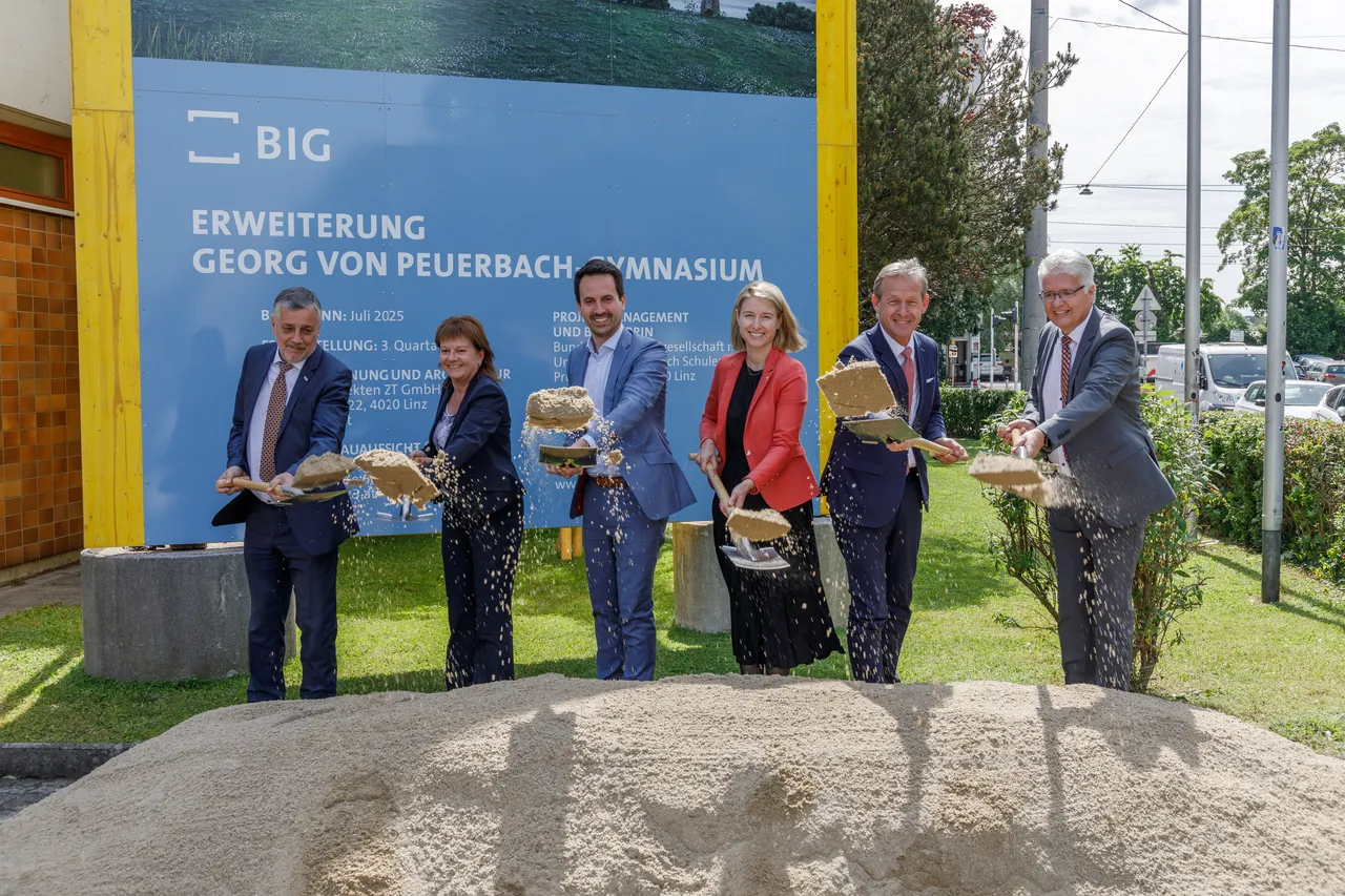 v.l.n.r.: Bildungsdirektor Alfred Klampfer, Linzer Vizebürgermeisterin Karin Hörzig, Bildungsminister Christoph Wiederkehr, Bildungslandesrätin Christine Haberlander, BIG Geschäftsführer Gerald Beck sowie Schuldirektor Herbert Kirschner beim Spatenstich.