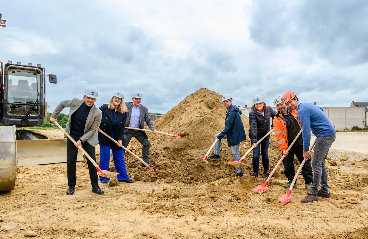 v.l. Janann Safi (Vorsitzender des EWMG-Aufsichtsrats), Claudia Schwan-Schmitz (Technische Beigeordnete und EWMG-Geschäftsführerin), Ulrich Schückhaus (Vorsitzender der EWMG-Geschäftsführung), Frank Stabenow (EWMG-Projektleiter), Kerstin Schaaf (EWMG-Geschäftsbereichsleiterin Immobilienentwicklung), Mario Paschke (Schachtmeister Anton Küpper Baumeister Hoch- und Tiefbau GmbH & Co. KG) und Philipp Küpper (Geschäftsführer Anton Küpper Baumeister Hoch- und Tiefbau GmbH & Co. KG)