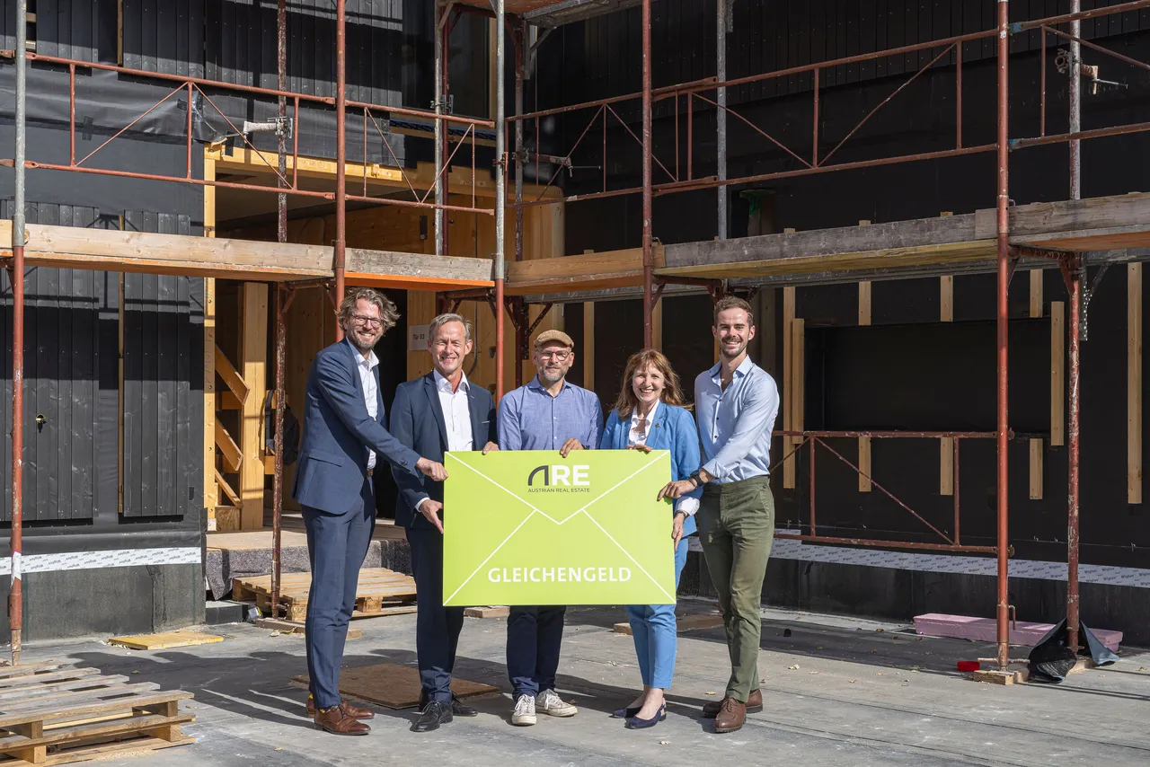 Mödling: Grüne Stadtvillen erreichen Dachgleiche