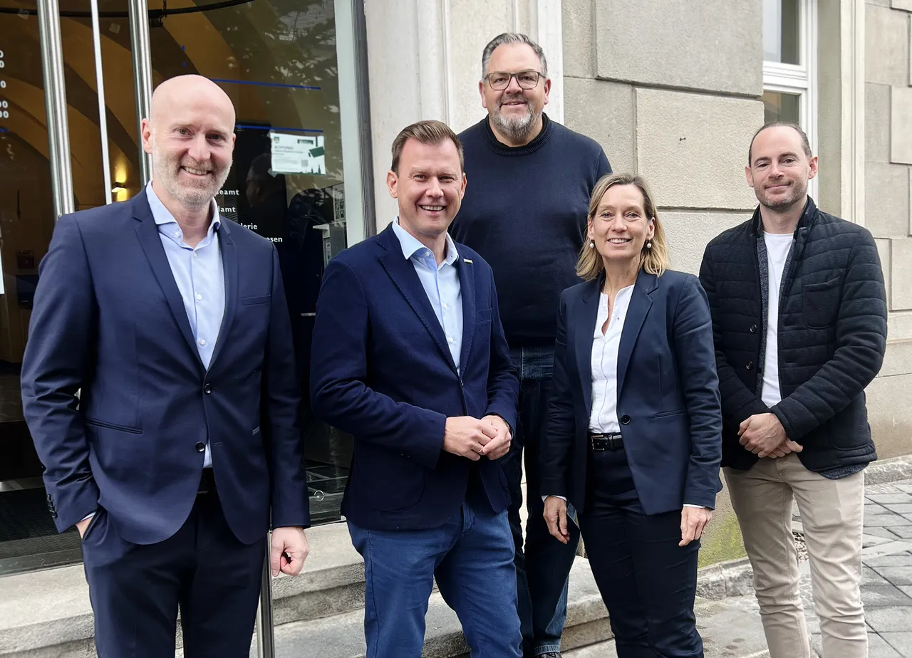 Das erste Wohnbauprojekt des Steirischen Siedlungswerks (STSW) entsteht in Leibnitz. Im Bild (v. l.): Harald Brandstetter, STSW-Geschäftsführer, Daniel Kos, Bürgermeister von Leibnitz, Michael Paulitsch, Bauamtsleiter von Leibnitz, Birgit Leinich, STSW-Geschäftsführerin, Martin Fuchs, STSW-Projektleiter Neubautechnik