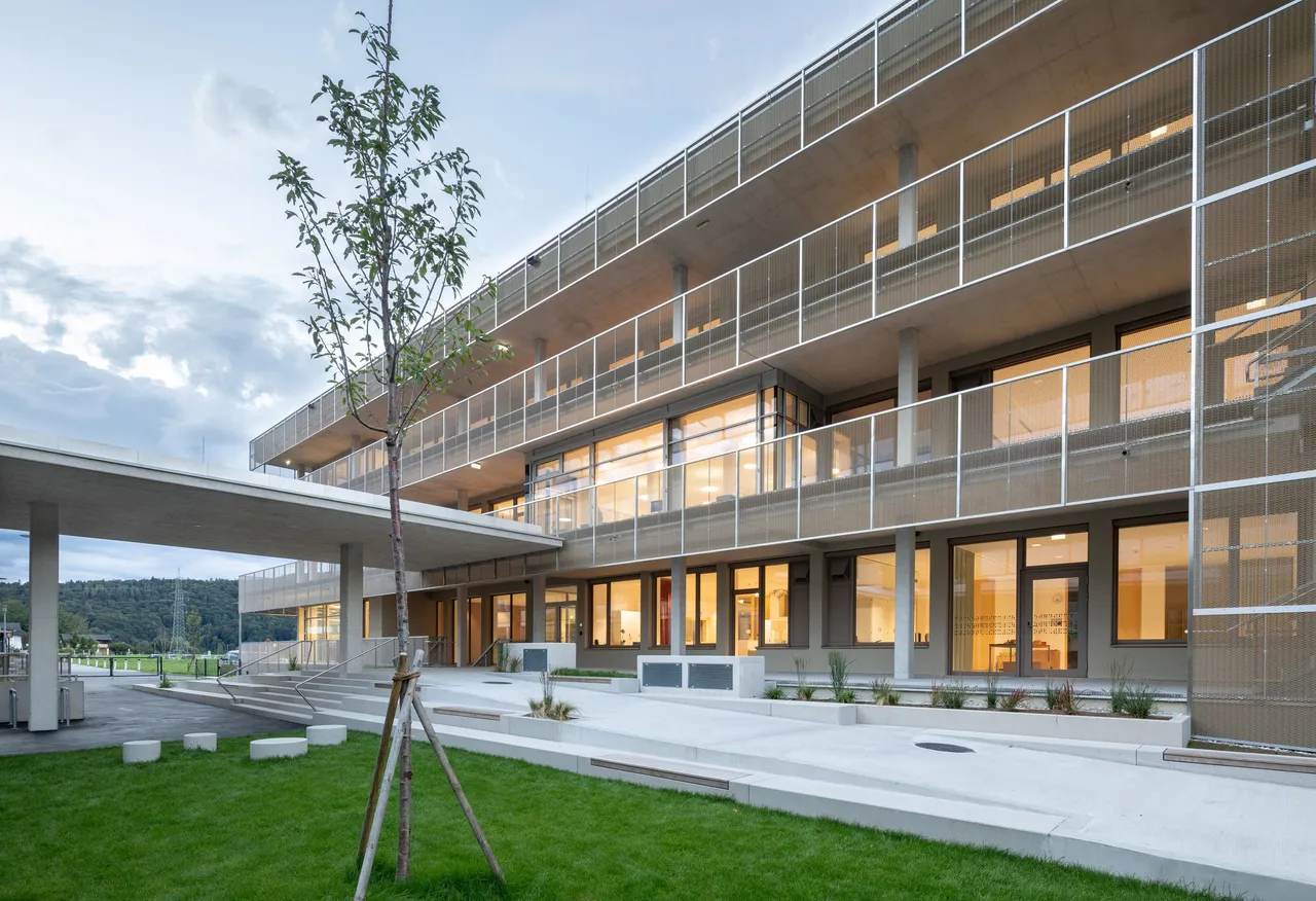 Die generalsanierte und erweiterte Volksschule in Adnet wird seit Schulbeginn von rund 185 Kindern genutzt