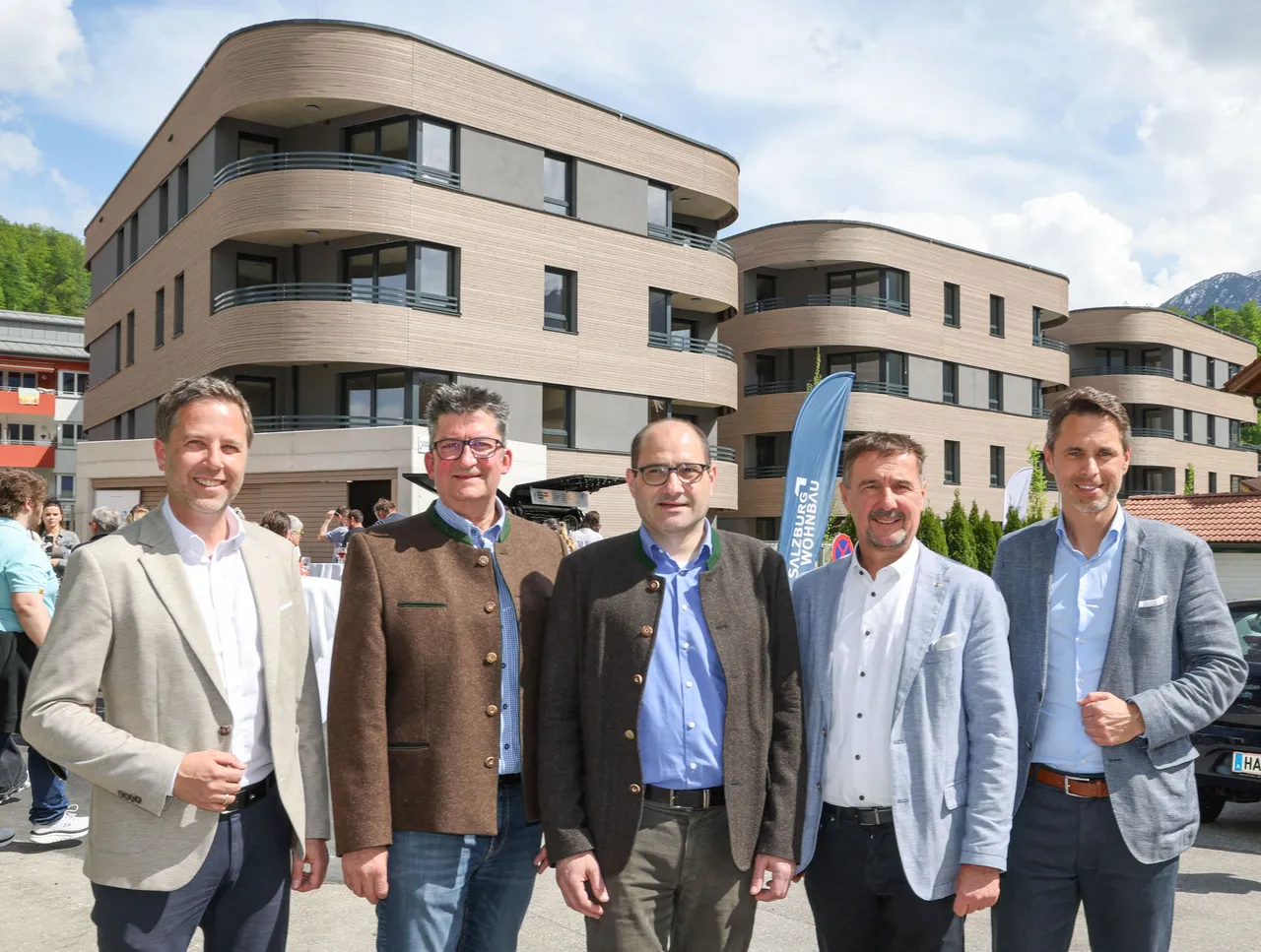 v.l.n.r: Thomas Maierhofer (Salzburg Wohnbau), Vizebürgermeister Stephan Loidl, Bürgermeister Martin Dietrich, Landesrat Martin Zauner und Georg Grundbichler (Salzburg Wohnbau).