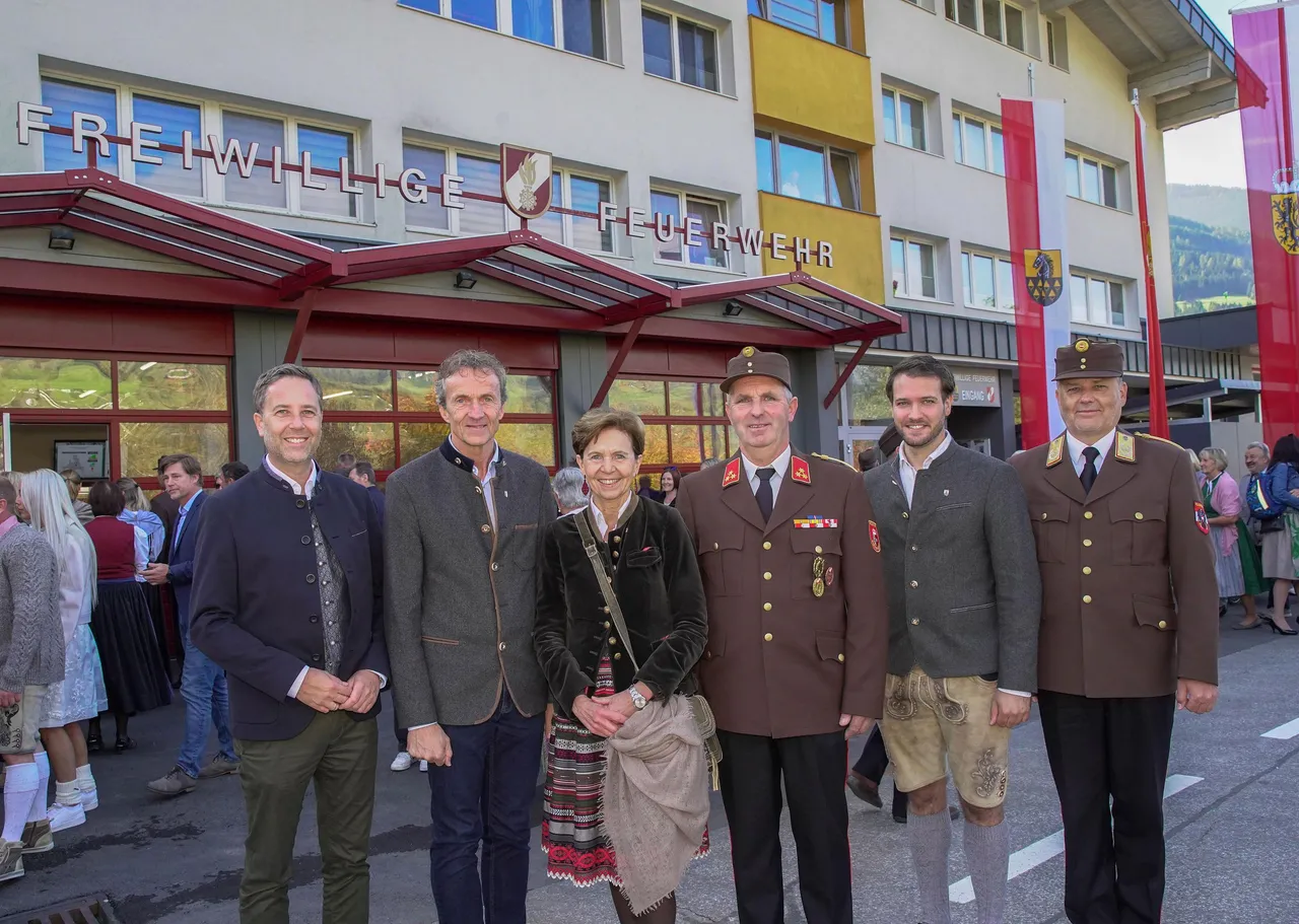Thomas Maierhofer (Salzburg Wohnbau), Bürgermeister Günther Brennsteiner, Landtagspräsidentin Brigitta Pallauf, Ortsfeuerwehrkommandant Sepp Eder, Vizebürgermeister Stefan Höllwerth und Landesfeuerwehrkommandant Günter Trinker
