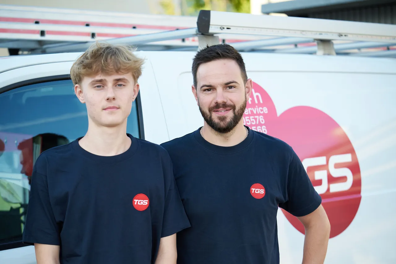 Ausbildungsleiter Alexander Blank (rechts) begrüßt Vitaliy Palamaryuk bei TGS. Er startete am 1. September seine Lehre zum Installations- und Gebäudetechniker.