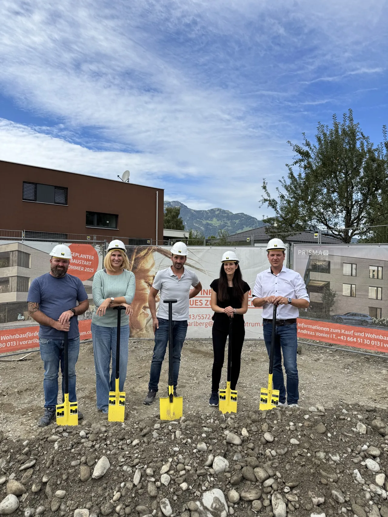 Gemeinsamer Spatenstich mit David Kreinz (Bauleiter), Arch. Britta Wohlgenannt (Aicher Architekten), Christian Riediger und GF Anna Hilti (Hilti &Jehle) sowie PRISMA Projektleiter Andreas Vonier.