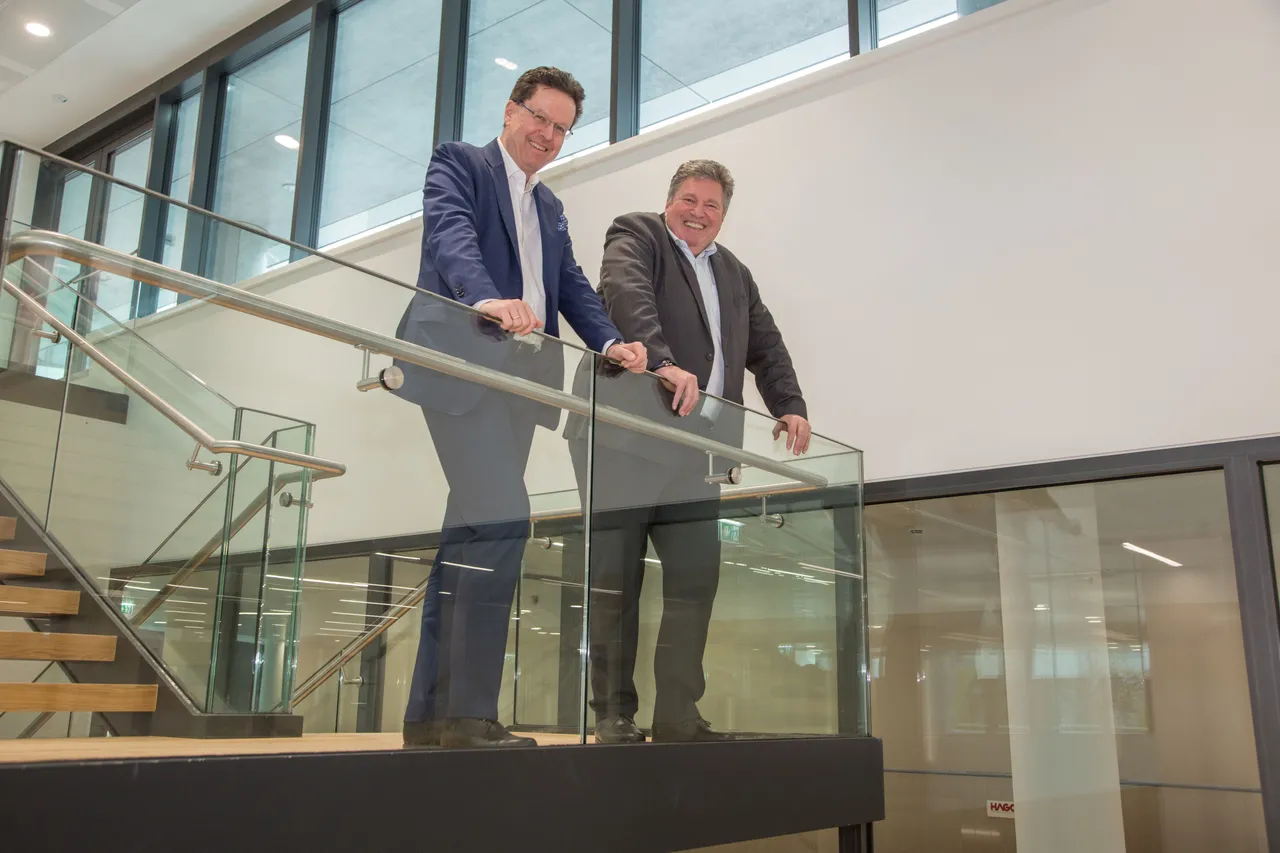 Central Hub ist übergeben