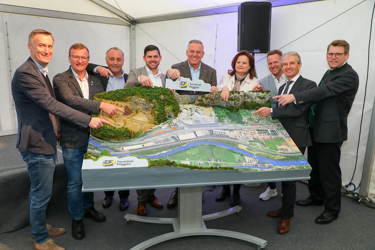 Im Beisein von Vizebürgermeister Franz Mandl, LAbg. Johannes Wieser, Peter Wanek-Pusset (Eigentümer Innofreight), Bgm. Christoph Pirstinger, LH Mario Kunasek, Landesrätin Claudia Holzer, LAbg. Patrick Derler, Lutz Weber (GF Alpacem & InterCal), Peter Ramskogler (GF Alpacem) wurde mit dem Abbruchbagger der erste Schritt des Projekts gesetzt