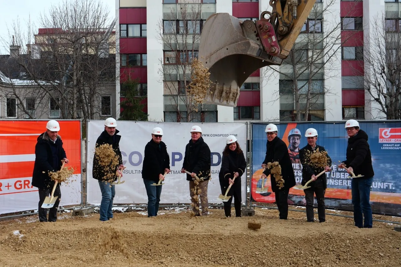 v.l.n.r.: Michael Steffek (HAND GmbH), Wolf Plettenbacher (Conspeed), Wolfgang Zorko (Bezirk), Ferdinand Grasl und Walpurga Grasl (Bauherren), Michael Bauer und Gernot Baumgartner (Leyrer + Graf), Manfred Petrovic (Atelier23)