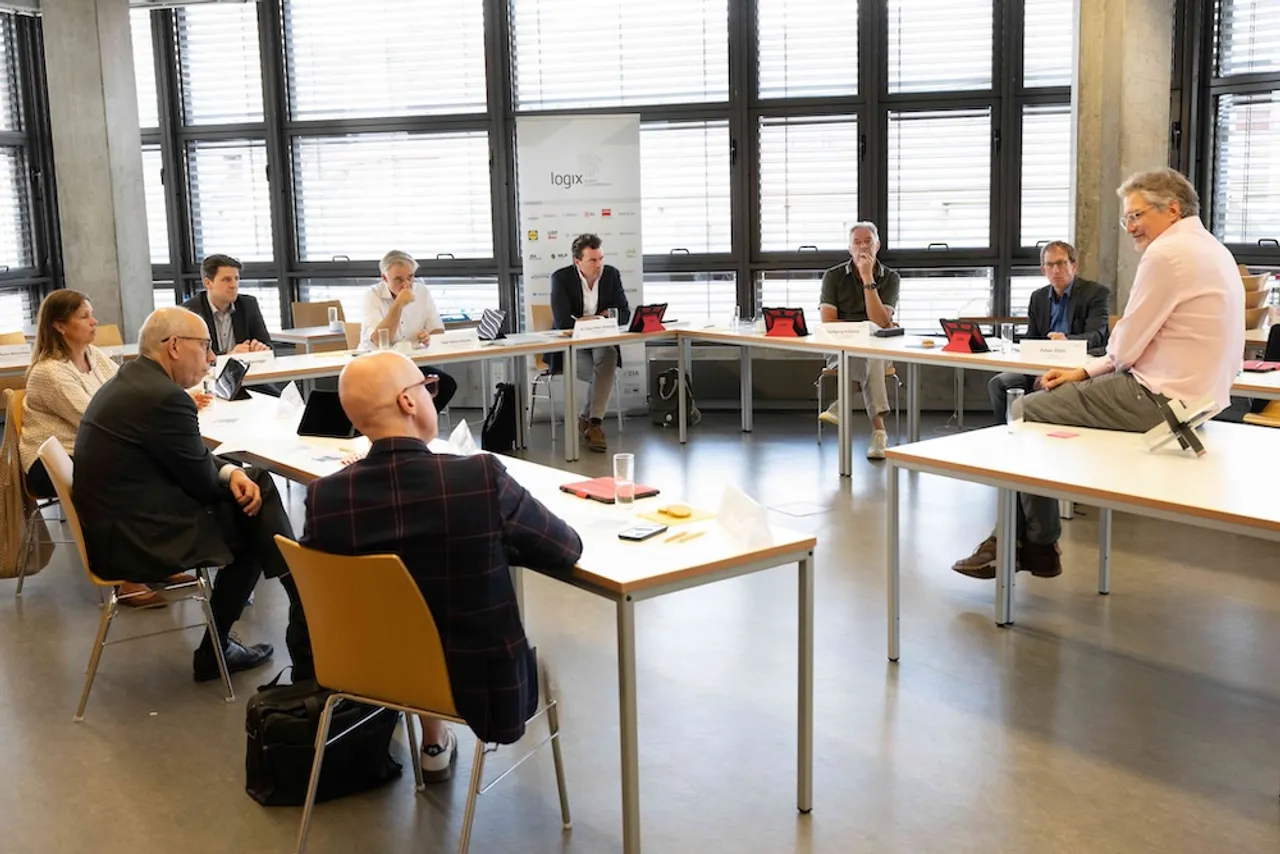 Die Mitglieder der Jury für den Logix Award 2025 (von links nach rechts): Doreen Kruschina, Planung und Baumanagement; Alexander Handschuh, Deutscher Städte- und Gemeindebund; Matthias Pieringer, Logistik Heute; Tim-Oliver Frische, DVV Media Group, Uwe Veres-Homm, Fraunhofer SCS, Dr. Claus-Peter Amberger, Loxxess; Wolfgang Kühling, Architekturbüro Kühling; Peter Dietz, Immobilien Zeitung; Prof. Dr. Christian Kille, Technische Hochschule Würzburg-Schweinfurt.