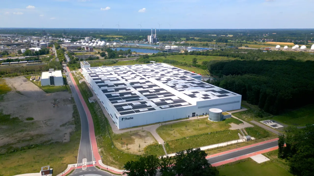 Seit April 2026 wird der Thalia Omni-Channel-Hub in Marl von Sunrock mit vor Ort erzeugtem Solarstrom versorgt