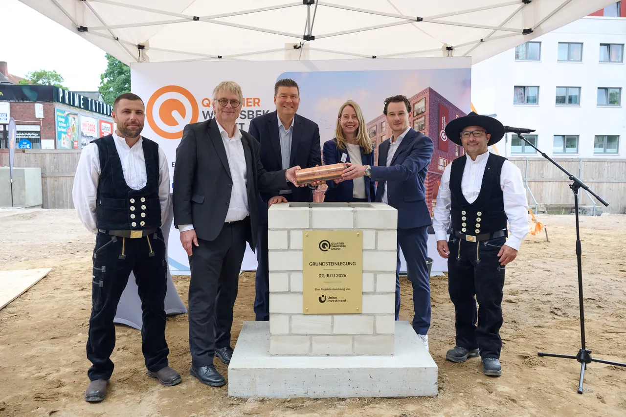 Grundsteinlegung mit dem Wandsbeker Bezirksamtleiter Thomas Ritzenhoff (zweiter von links), dem Hamburger Finanzsenator Andreas Dressel (daneben), Henrike Waldburg, Mitglieder der Geschäftsführung der Union Investment Real Estate GmbH, Leon Wirges, Projektleiter der Union Investment Real Estate GmbH sowie zwei Handwerkern der Firma Leonhard Weiß